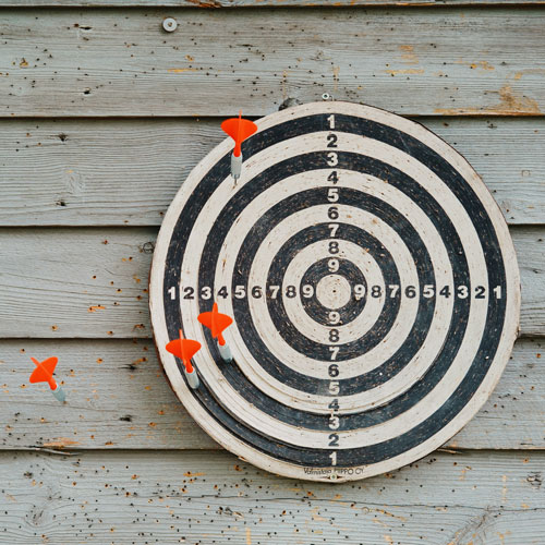 Titelbild Blogbeitrag Zielgruppenanalyse für Website: Zielscheibe mit Darts